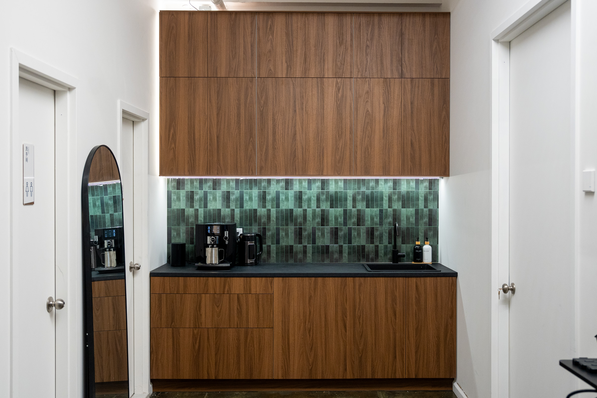 vizzcast-nyc-podcast-studio-Kitchen-3