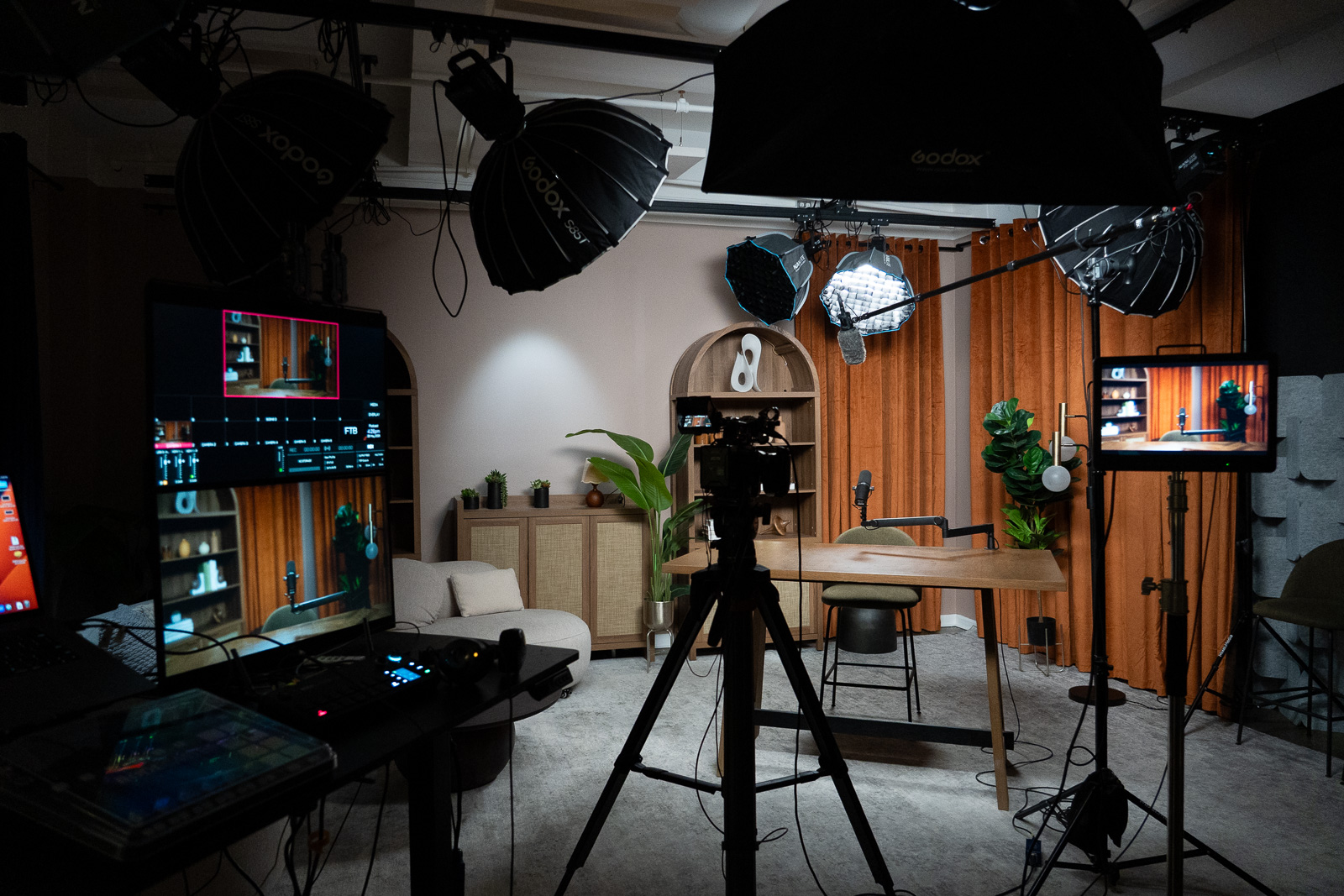 vizzcast-nyc-video-production-studio-podcast-single-seat-2