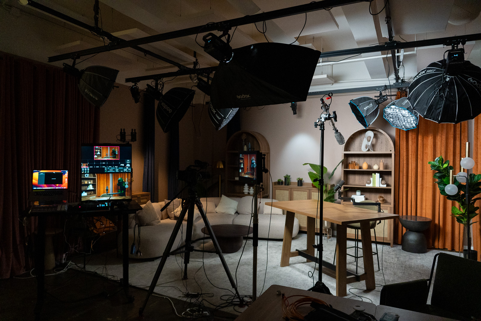 vizzcast-nyc-video-production-studio-podcast-single-seat-3