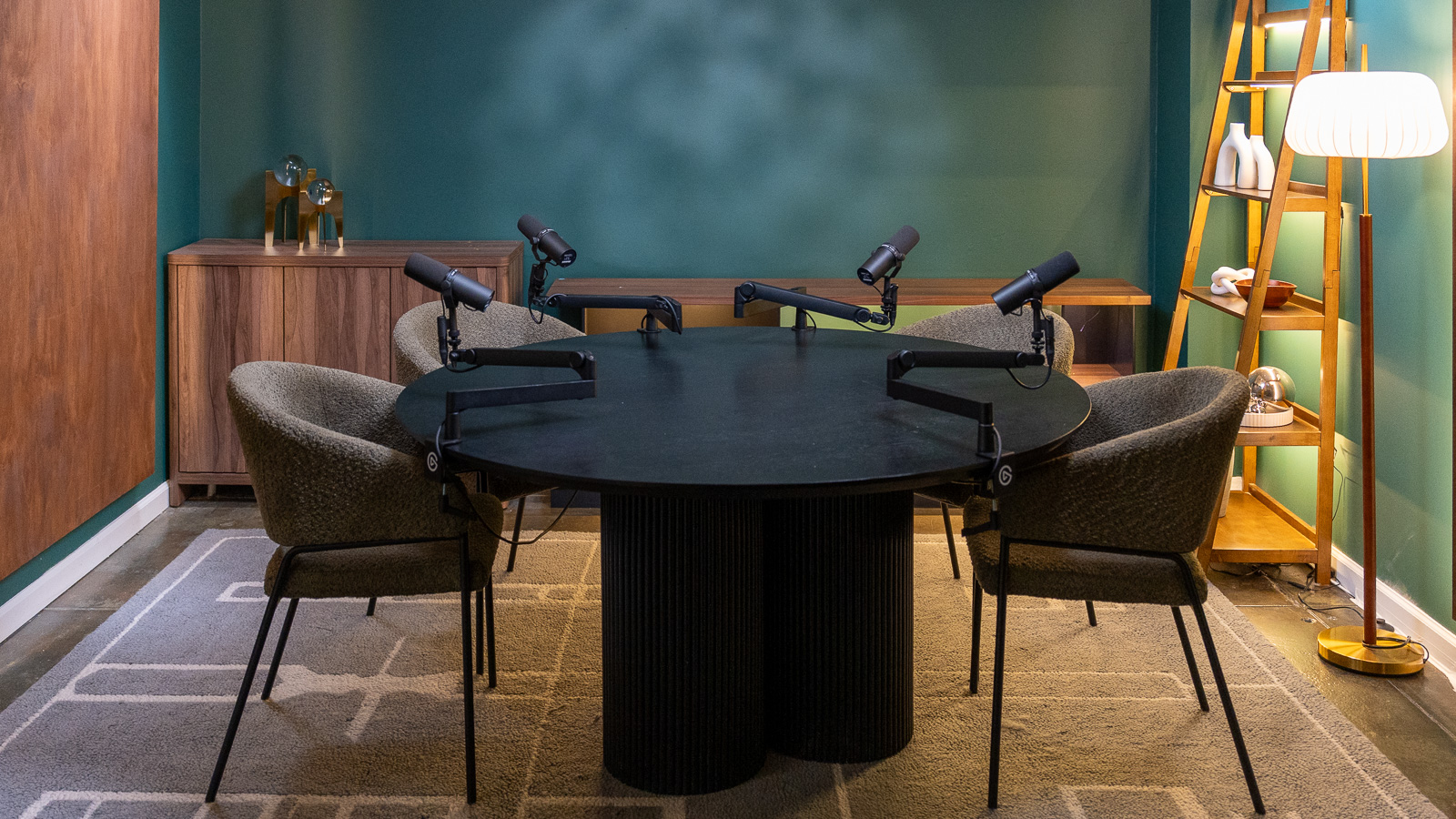 vizzcast-nyc-video-production-studio-podcast-four-seats-round-table-16x9-1