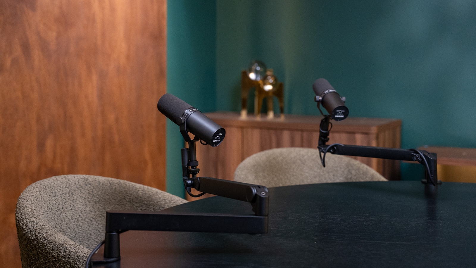 vizzcast-nyc-video-production-studio-podcast-four-seats-round-table-16x9-2