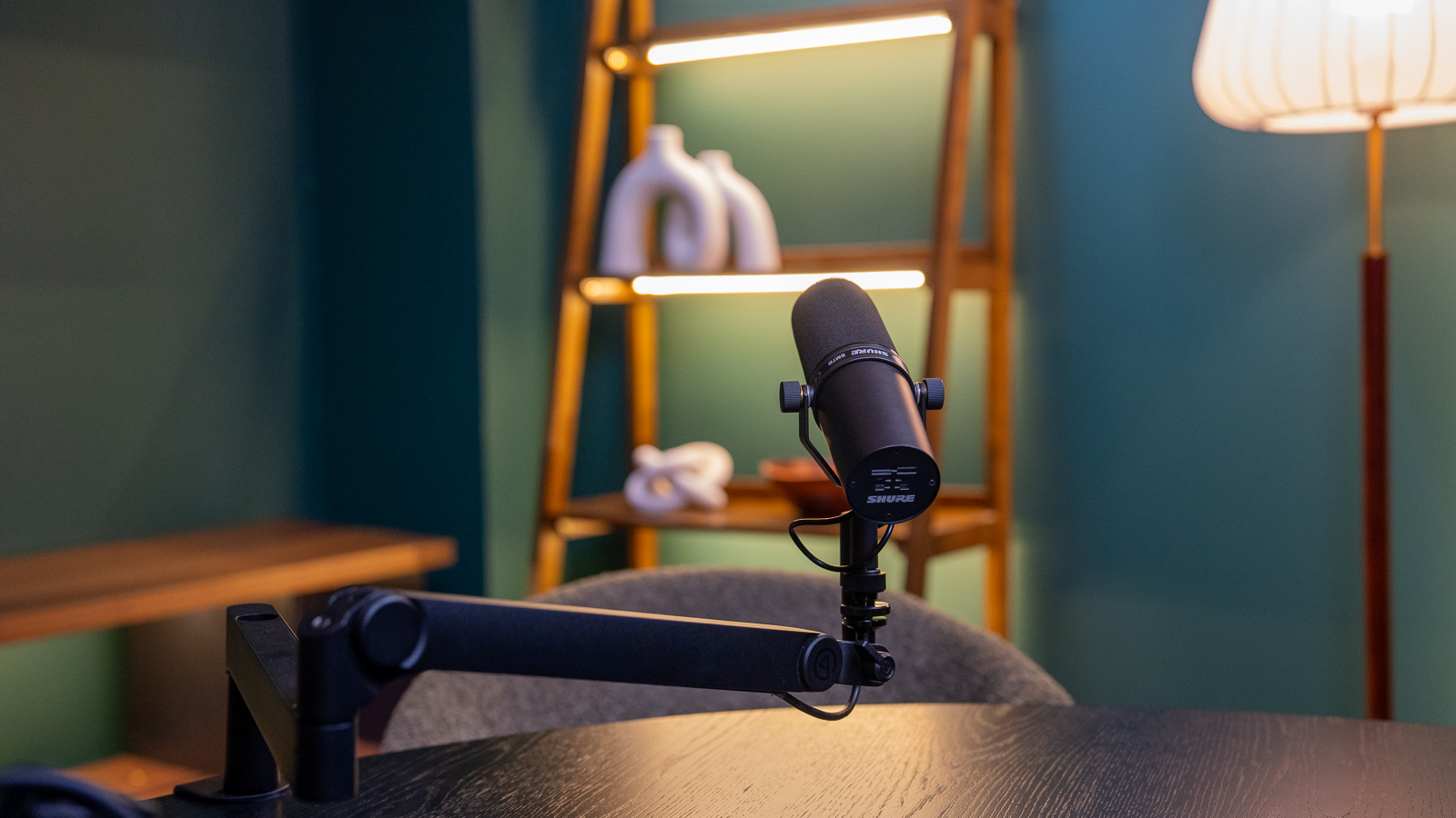 vizzcast-nyc-video-production-studio-podcast-four-seats-round-table-16x9-3